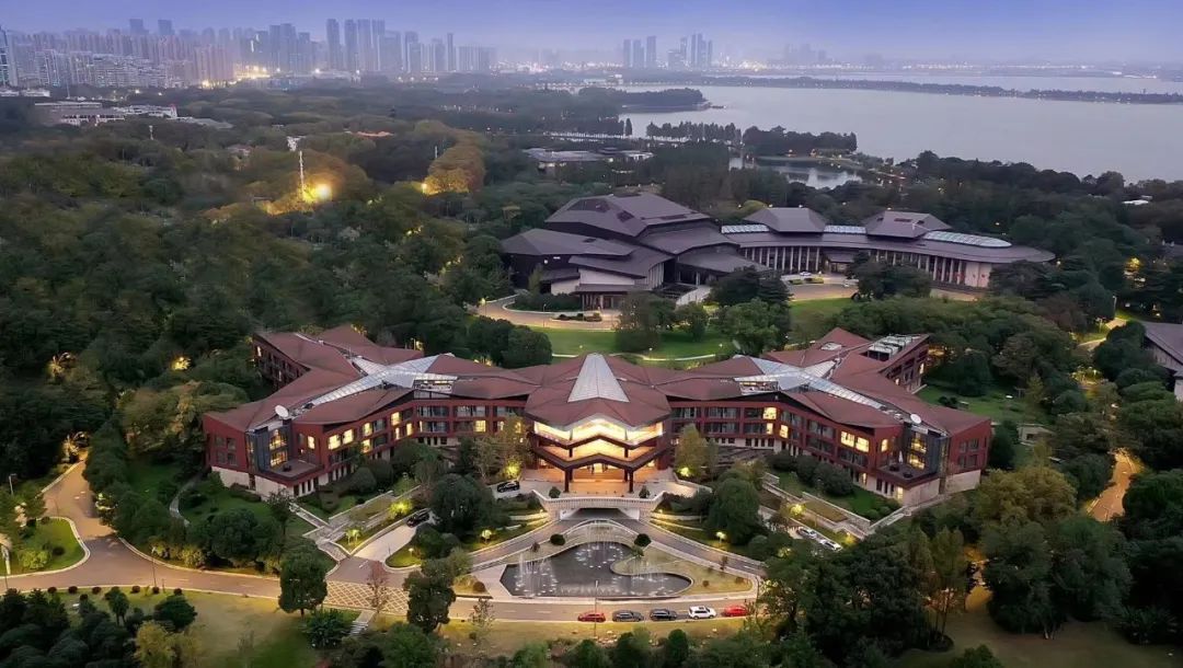 武汉东湖宾馆全景 / East Lake Hotel overview