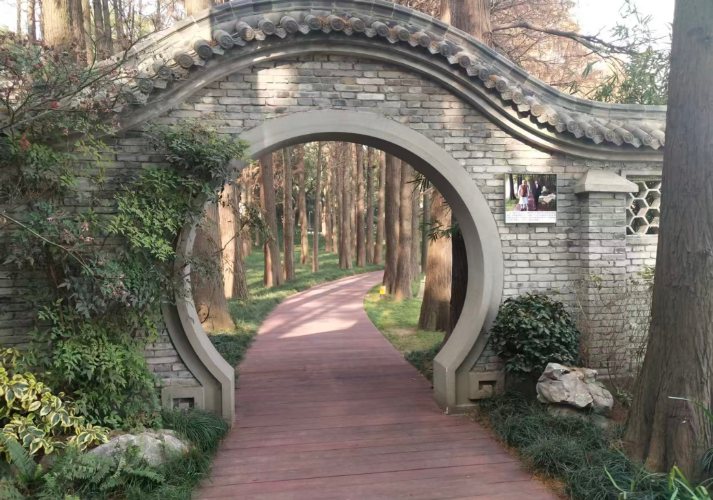 东湖宾馆园林月洞门 / Garden moon gate at East Lake Hotel